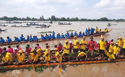 Các đội tham gia thi đua ghe ngo tại Lễ hội Ok Om Bok. Ảnh: T.Linh