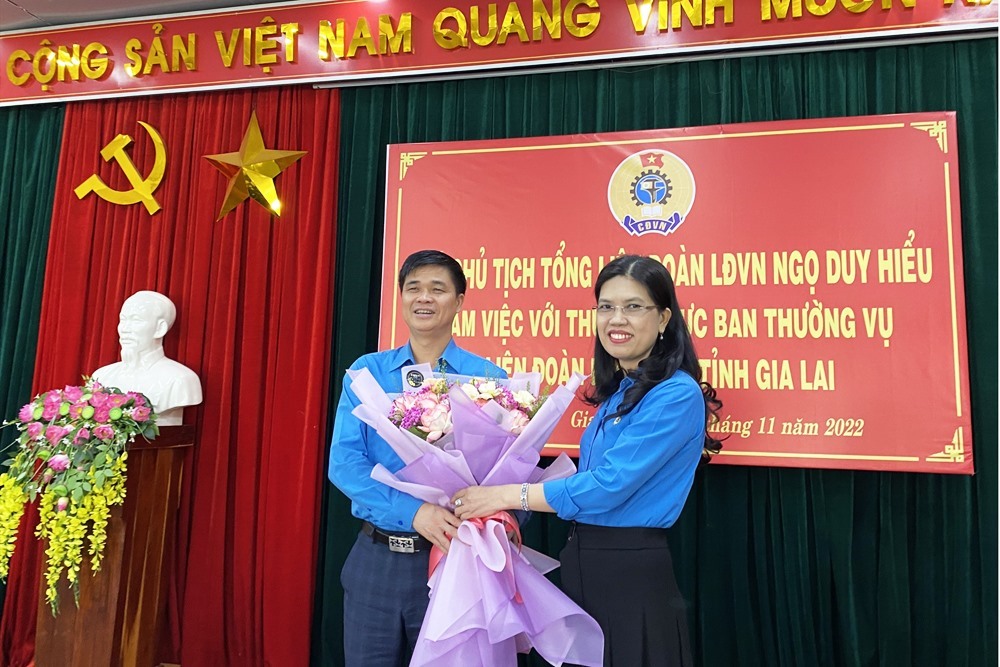 Phó Chủ tịch Tổng Liên đoàn Lao động Việt Nam Ngọ Duy Hiểu và bà Trần Lệ Nhung - Chủ tịch LĐLĐ tỉnh Gia Lai. Ảnh: T.T