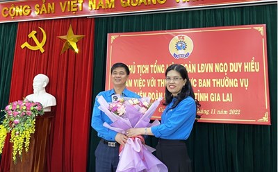 Phó Chủ tịch Tổng Liên đoàn Lao động Việt Nam Ngọ Duy Hiểu và bà Trần Lệ Nhung - Chủ tịch LĐLĐ tỉnh Gia Lai. Ảnh: T.T
