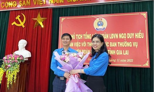 Phó Chủ tịch Tổng Liên đoàn Lao động Việt Nam Ngọ Duy Hiểu và bà Trần Lệ Nhung - Chủ tịch LĐLĐ tỉnh Gia Lai. Ảnh: T.T