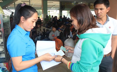Công đoàn Khu công nghiệp Biên Hoà kiểm tra danh sách tặng vé tàu cho NLĐ về quê đón Tết (Ảnh tư liệu). Ảnh: Hà Anh Chiến