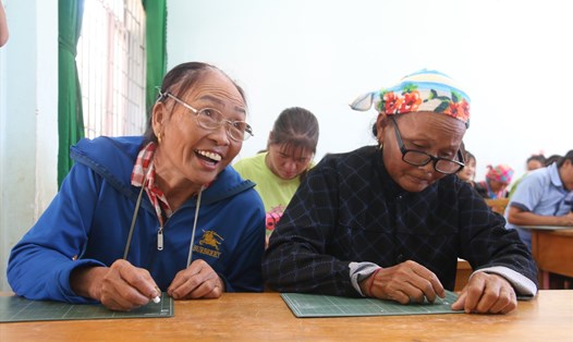 Nhiều bà con  ở xã Đắk Ha, huyện Đắk Glong đã lớn tuổi nhưng vẫn tích cực tham gia các lớp học xóa mù chữ. Ảnh: Phan Tuấn