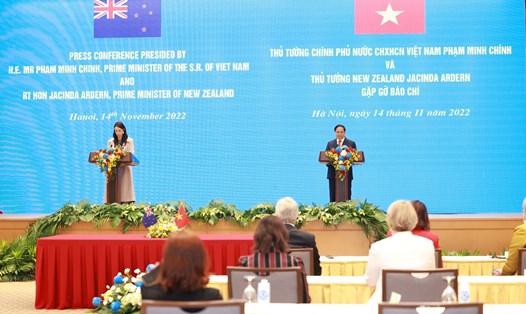 Thủ tướng Phạm Minh Chính và Thủ tướng New Zealand Jacinda Ardern gặp gỡ báo chí. Ảnh: Hải Nguyễn