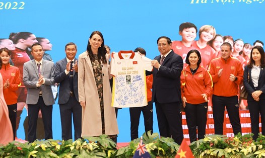 Thủ tướng Phạm Minh Chính tặng Thủ tướng New Zealand Jacinda Ardern chiếc áo thi đấu có chữ ký của Đội tuyển bóng đá nữ Việt Nam. Ảnh: Hải Nguyễn