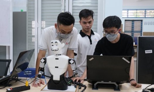 Sinh viên trường Đại học Cần Thơ trong buổi chế sản phẩm khoa học kỹ thuật. Ảnh: Phong Linh