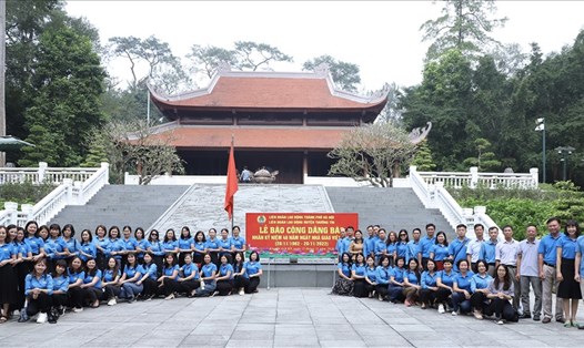 Liên đoàn Lao động huyện Thường Tín tổ chức Lễ báo công dâng Bác nhân dịp kỷ niệm 40 năm Ngày Nhà giáo Việt Nam. Ảnh: CĐH