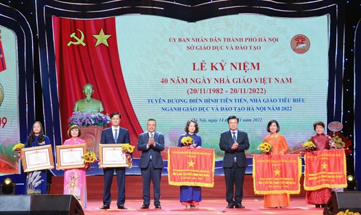 Chủ tịch UBND thành phố Hà Nội Trần Sỹ Thanh và Thứ trưởng Bộ GDĐT Nguyễn Hữu Độ trao cờ thi đua xuất sắc, bằng khen của Chính phủ cho các tập thể và cá nhân.