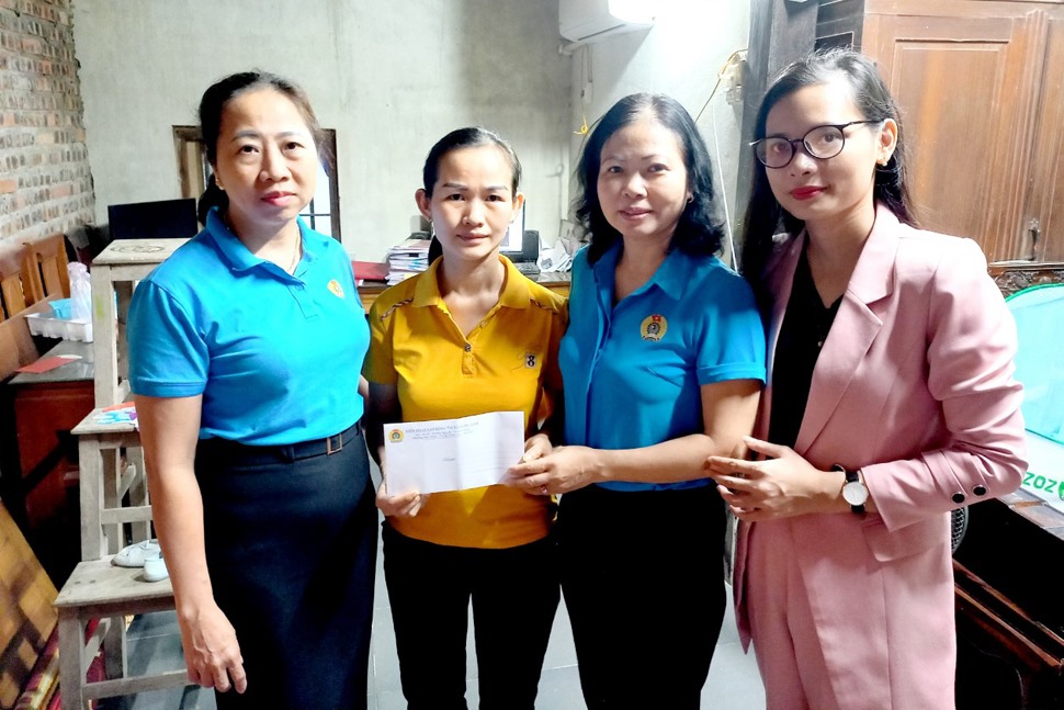 Trao quà cho đoàn viên Trần Thị Lam - công tác ở Trường Tiểu học Bắc Hồng bị tai nan gãy hai sườn, hoàn cảnh khó khăn. Ảnh: TH.