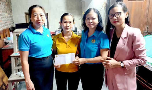 Trao quà cho đoàn viên Trần Thị Lam - công tác ở Trường Tiểu học Bắc Hồng bị tai nan gãy hai sườn, hoàn cảnh khó khăn. Ảnh: TH.