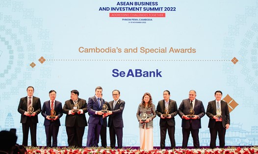 SeABank, mã chứng khoán SSB vinh dự là doanh nghiệp Việt Nam duy nhất được Hội đồng Tư vấn Kinh doanh ASEAN (ASEAN BAC) và Ban tổ chức giải  ASEAN Business Awards 2022 trao tặng giải thưởng ở hạng mục đặc biệt Cambodia’s and Special Award. Ảnh: SeABank