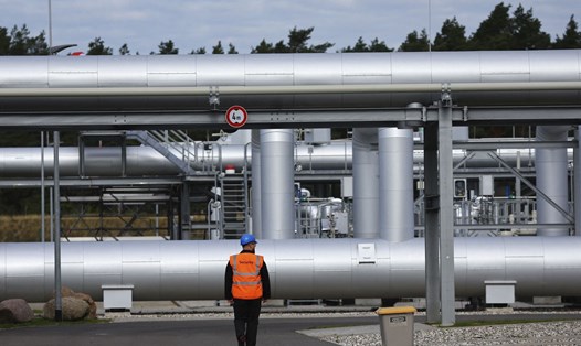 Nhân viên an ninh tại một cơ sở thuộc đường ống Nord Stream 2 tại Lubmin, Đức. Ảnh: Reuters