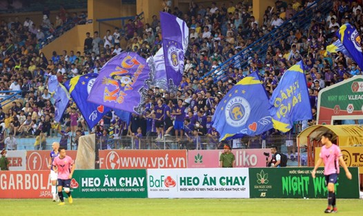 Bầu không khí cuồng nhiệt trên khán đài sân Hàng Đẫy ở vòng 25 V.League 2022. Ảnh: VPF