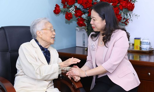 Phó Chủ tịch nước Võ Thị Ánh Xuân thăm nguyên Phó Chủ tịch nước Nguyễn Thị Bình. Ảnh: TTXVN