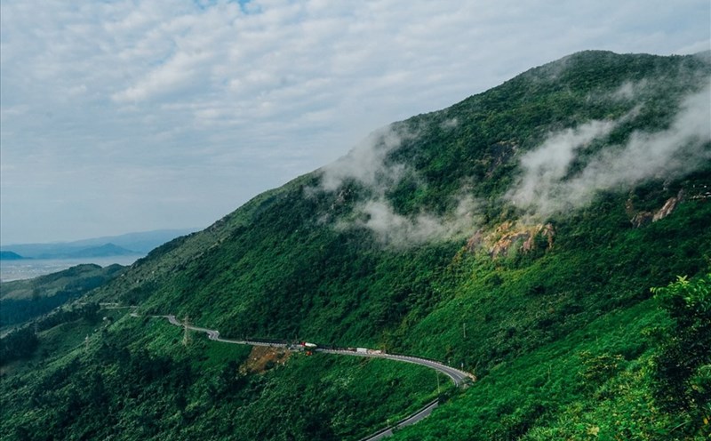 Đèo Hải Vân với vẻ đẹp tráng lệ hùng vĩ đã thách thức đông đảo phượt thủ đam mê khám phá.