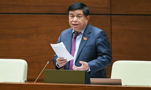 Bộ trưởng Bộ Kế hoạch và Đầu tư Nguyễn Chí Dũng giải trình, làm rõ một số vấn đề đại biểu Quốc hội quan tâm. Ảnh: Phạm Thắng