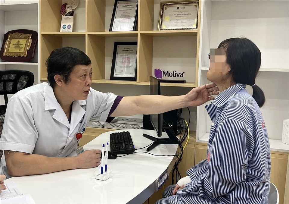 Đại tá, PGS.TS Vũ Quang Vinh thăm khám cho bệnh nhân nữ bỏng xăng. Ảnh: L.Nguyên