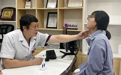Đại tá, PGS.TS Vũ Quang Vinh thăm khám cho bệnh nhân nữ bỏng xăng. Ảnh: L.Nguyên