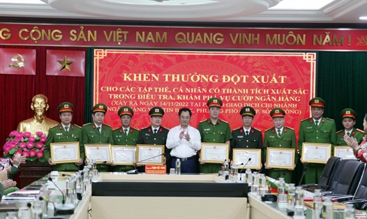 Chủ tịch UBND tỉnh Thái Nguyên trao bằng khen cho tập thể, cá nhân có thành tích xuất sắc trong phá vụ án cướp ngân hàng. Ảnh: CA