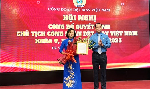 Đồng chí Nguyễn Đình Khang trao Quyết định và tặng hoa chúc mừng đồng chí Phạm Thị Thanh Tâm. Ảnh: L.Nguyên