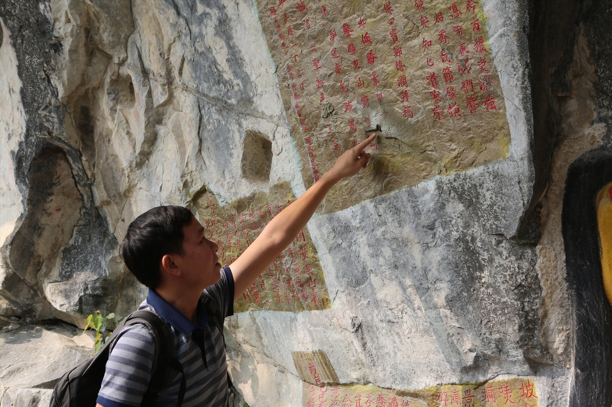 Một tấm văn bia còn bị khoan, đục lỗ làm hư hỏng 2 chữ trong văn bia khắc trên đá. Ảnh: Q.D