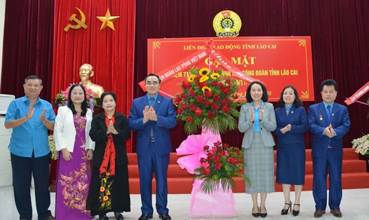 Đại diện Tổng Liên đoàn Lao động Việt Nam tặng hoa chúc mừng. Ảnh: Văn Đức