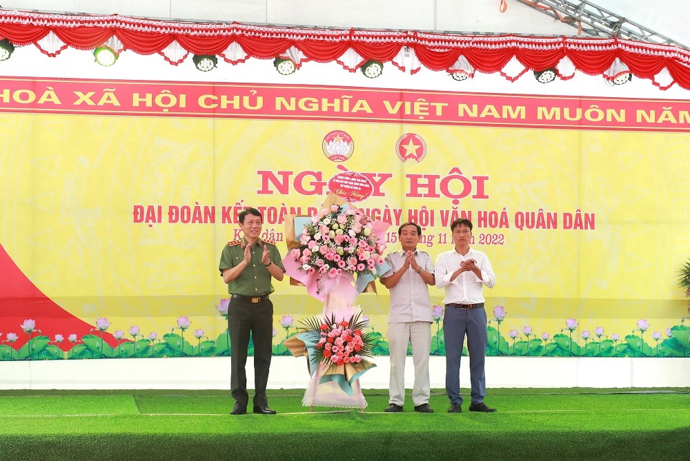 Thứ trưởng Lương Tam Quang tặng hoa chúc mừng Ngày hội. Ảnh: BCA