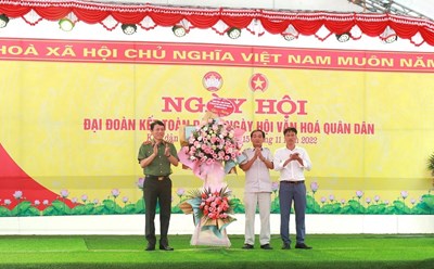 Thứ trưởng Lương Tam Quang tặng hoa chúc mừng Ngày hội. Ảnh: BCA