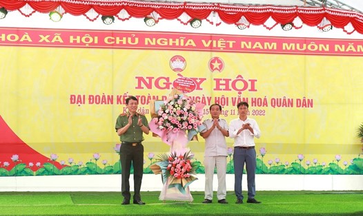 Thứ trưởng Lương Tam Quang tặng hoa chúc mừng Ngày hội. Ảnh: BCA