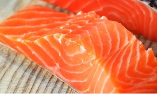 Cá hồi là nguồn cung cấp axit béo omega-3 dồi dào cho cơ thể. Ảnh: Shuttersock.