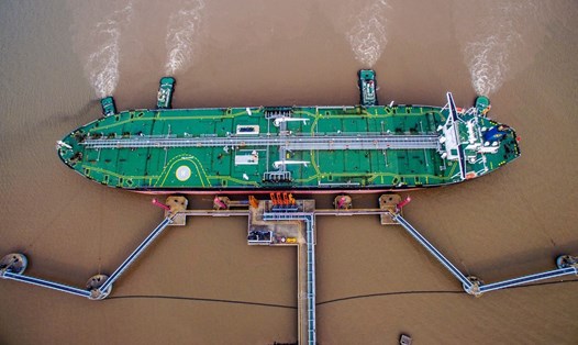 Một tàu chở dầu dỡ dầu thô tại cảng ở Chu San, tỉnh Chiết Giang, Trung Quốc, tháng 7.2018. Ảnh: Reuters