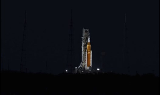 Tên lửa SLS và tàu vũ trụ Orion của NASA đứng vững sau cơn bão Nicole. Ảnh: NASA