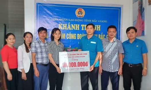 Liên đoàn Lao động huyện Việt Yên trao hỗ trợ kinh phí xây nhà cho gia đình chị Quang.