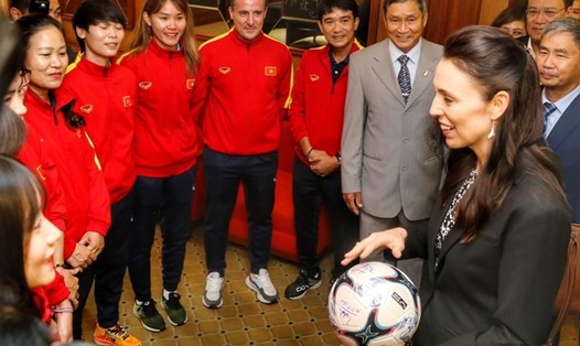 Thủ tướng New Zealand Jacinda Ardern giao lưu với đội tuyển bóng đá nữ Việt Nam. Ảnh: TTXVN