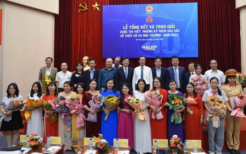 Các tác giả đạt giải thưởng cuộc thi viết "Những kỷ niệm sâu sắc về thầy cô và mái trường". Ảnh: Vân Trang