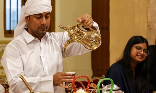 Cà phê Ả Rập được người dân Qatar và các nước Vùng Vịnh ưa thích. Du khách đến xem World Cup 2022 chắc chắn sẽ có những trải nghiệm thú vị khi được phục vụ loại nước uống này. Ảnh: AFP