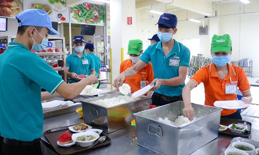 Bữa ăn ca của công nhân Công ty Nissei Electric Việt Nam bảo đảm an toàn vệ sinh thực phẩm nhờ sự kiểm tra, giám sát của CĐCS. Ảnh: Đức Long