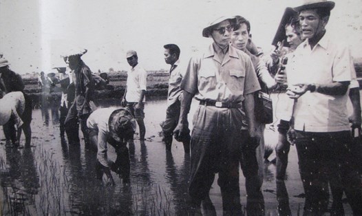Ông Võ Văn Kiệt (đeo kính) và ông Hai Chung (ngoài cùng bên phải) thăm nông dân cấy lúa. Ảnh: Chụp lại ảnh gia đình