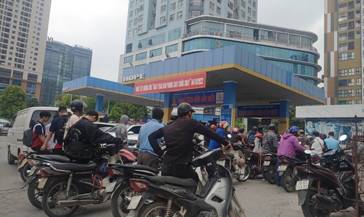 Người dân vẫn xếp hàng dài tại một cây xăng ở Hà Nội (ảnh chụp trưa 15.11). Ảnh: Tường Vân