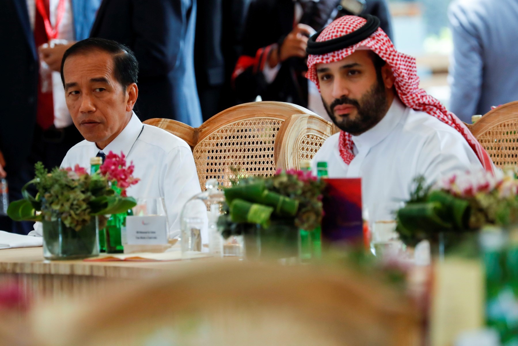 Tổng thống Indonesia Joko Widodo (trái) và Thái tử Saudi Arabia Mohammed bin Salman trong cuộc họp ăn trưa tại hội nghị thượng đỉnh G20 ngày 15.11. Ảnh: AFP