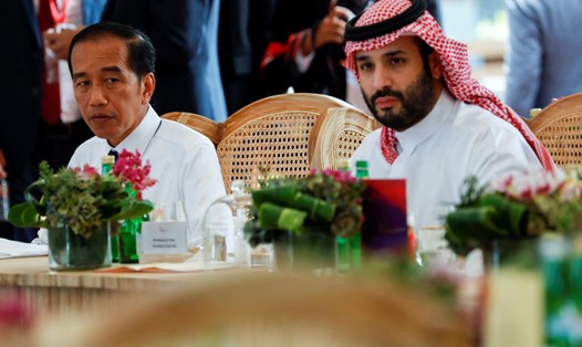 Tổng thống Indonesia Joko Widodo (trái) và Thái tử Saudi Arabia Mohammed bin Salman trong cuộc họp ăn trưa tại hội nghị thượng đỉnh G20 ngày 15.11. Ảnh: AFP