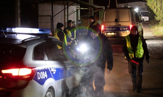 Cảnh sát chặn một con đường giữa lúc có báo cáo về hai vụ nổ ở Przewodow, Ba Lan, ngày 15.11.2022. Ảnh: Reuters