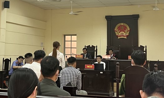 Bị cáo Nguyễn Xuân Hương Trang (30 tuổi, tên gọi khác là Trang "Nemo") trình bày trước tòa. Ảnh: Anh Tú