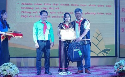 Lãnh đạo tỉnh Gia Lai trao bằng khen và quà cho thiếu nhi dân tộc và thiếu nhi nghèo vượt khó học giỏi. Ảnh: TTXVN