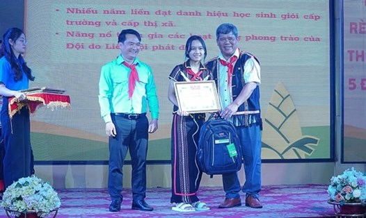 Lãnh đạo tỉnh Gia Lai trao bằng khen và quà cho thiếu nhi dân tộc và thiếu nhi nghèo vượt khó học giỏi. Ảnh: TTXVN