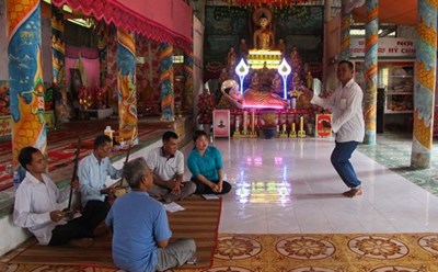 Câu lạc bộ hát Aday ấp 4, xã Xà Phiên tập luyện tại chùa Pô Thi Vong Sa. Ảnh: TTXVN