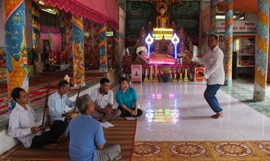 Câu lạc bộ hát Aday ấp 4, xã Xà Phiên tập luyện tại chùa Pô Thi Vong Sa. Ảnh: TTXVN