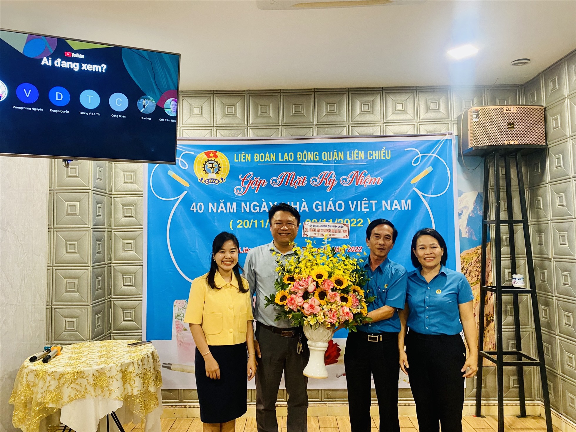 LĐLĐ quận Liên Chiểu, thành phố Đà Nẵng gặp mặt, trao quà hỗ trợ đoàn viên nhân Ngày Nhà giáo Việt Nam. Ảnh: Phương Trà