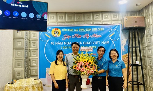 LĐLĐ quận Liên Chiểu, thành phố Đà Nẵng gặp mặt, trao quà hỗ trợ đoàn viên nhân Ngày Nhà giáo Việt Nam. Ảnh: Phương Trà