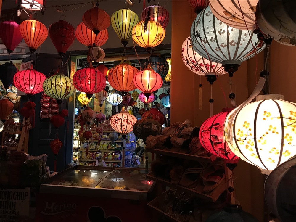 Một không gian lung linh sắc màu nhờ những chiếc đèn lồng. Ảnh: Khánh Nguyên