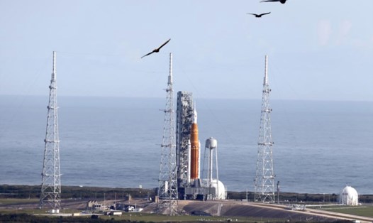 Tên lửa Mặt trăng SLS của NASA tại trung tâm vũ trụ Kennedy, Mỹ. Ảnh: NASA